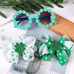 Vista dall'alto di accessori San Patrizio con fiocchi a trifoglio e occhiali a margherita