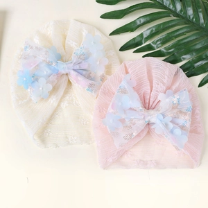 Turbans bébé en dentelle avec nœud floral, crème et rose, design ajouré léger