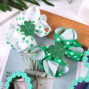 Set di fiocchi per capelli con trifoglio di San Patrizio e accessori festivi verdi