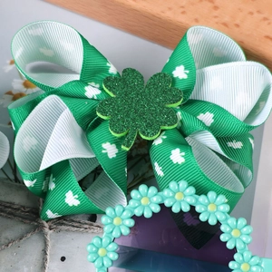 Dettaglio del fiocco per capelli verde a righe di San Patrizio con trifoglio glitter