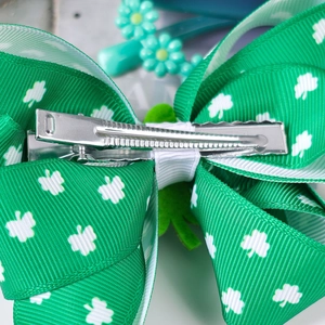 Dettaglio del fermaglio per capelli a nastro con trifoglio verde di San Patrizio e clip metallica