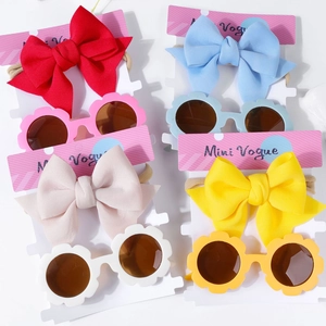 Détail de quatre ensembles de bandeaux pour bébé avec nœud et lunettes de soleil