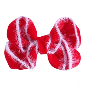 Détail d'un nœud en peluche rouge avec bordure en fausse fourrure blanche pour cheveux