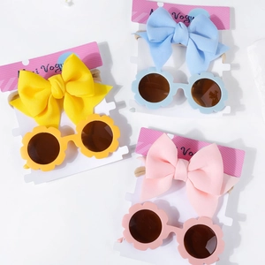 Détail de lunettes de soleil fleurs pour bébé et bandeaux à nœuds en couleurs pastel