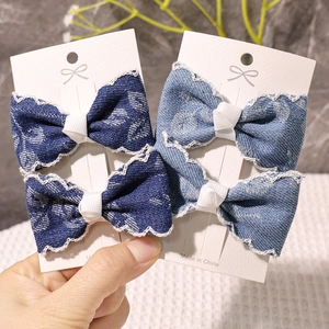 Detail von Denim-Haarschleifen mit weißem Spitzenrand auf Produkt-Display-Karte