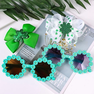 Dettaglio di fiocchi per capelli con trifoglio e occhiali da sole a fiori per San Patrizio