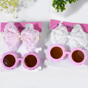 Détail de bandeaux en dentelle et lunettes de soleil en forme de pétale pour bébés