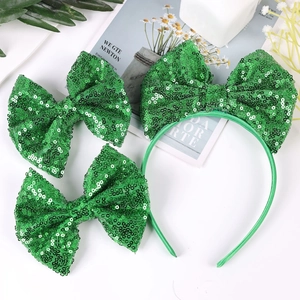 Détail d'un ensemble serre-tête et barrettes à nœuds verts pailletés pour enfants