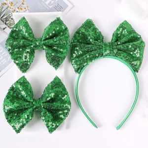 Détail de l'ensemble bandeau et pinces à cheveux avec nœuds à paillettes vertes