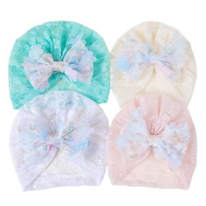 Bonnets bébé en dentelle tricotée avec nœud et paillettes en menthe, crème et rose