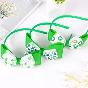 Dettaglio di cerchietti per San Patrizio con fiocchi decorati con trifogli
