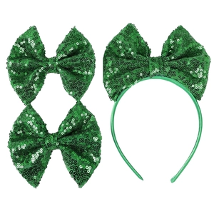 Détail d'un serre-tête à paillettes vertes et de deux pinces pour la Saint-Patrick