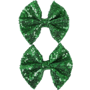 Gros plan de nœuds papillon en paillettes vertes montrant les détails de l'accessoire