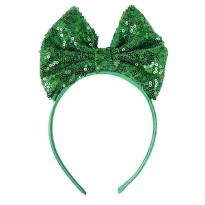Détail du serre-tête avec nœud à paillettes vert brillant pour la Saint-Patrick