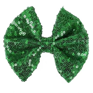 Détail d'un nœud papillon vert à paillettes pour cheveux spécial fête de la Saint-Patrick