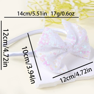 Dettaglio di un cerchietto bianco con paillettes e fiocco con dimensioni di 14 cm