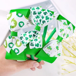 Dettaglio di cerchietti per San Patrizio con fiocchi decorati con trifogli verdi