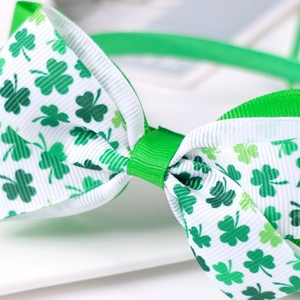 Dettaglio del cerchietto San Patrizio con stampe di trifoglio verde su nastro grosgrain bianco