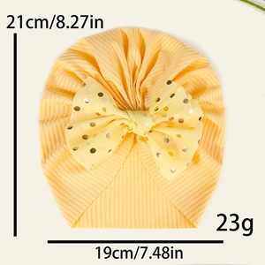 Detailansicht der gelben Baby Turban Mütze mit gold gepunkteter Schleife und Maßen