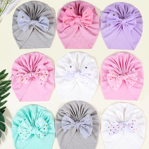 Rasteransicht weicher Baby-Turban-Hüte mit Netzschleifen in verschiedenen Pastellfarben