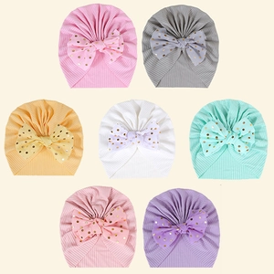 Detail von Baby-Stirnbändern aus Nylon mit Schleifen in sieben Farben und Goldpunkten