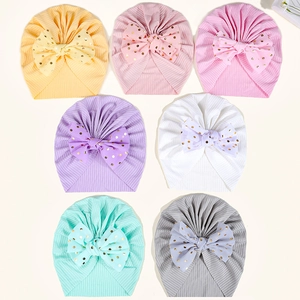 Set mit 7 Baby-Turban-Mützen mit großen goldenen Punkt-Schleifen in Pastellfarben