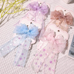 Detaillierte Ansicht der Spitzen-Organza-Haarspangen mit floralen Quasten in vier Farben