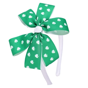 Dettaglio macro del cerchietto con fiocco verde e trifogli per San Patrizio