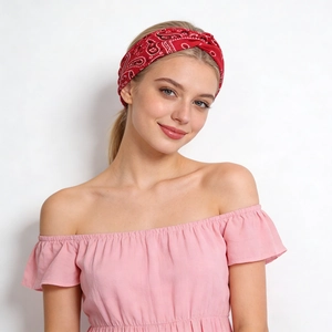 Vue de face d'un bandeau à nœud cachemire rouge porté par un mannequin chic