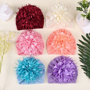 Details von Baby-Turban-Mützen mit großen Kamelienblüten in sechs verschiedenen Farben