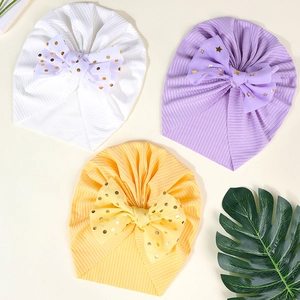 Dreierpack gerippte Baby-Turban-Mützen mit großen goldglänzenden Schleifen in bunten Farben