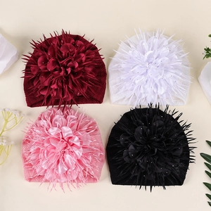 Detailaufnahme der Baby-Mütze mit weichem Rippstoff und großer 3D-Blumendekoration