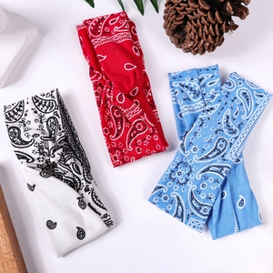 Vue détaillée des bandeaux noués à motif paisley en rouge, blanc et bleu céleste