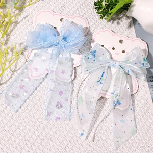 Details von Spitzen-Haarschleifen mit Organza-Bändern, Perlen und Blumenstickerei