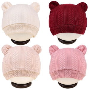 Vue détaillée de quatre couleurs de bonnets tricotés pour bébé avec oreilles d'ours