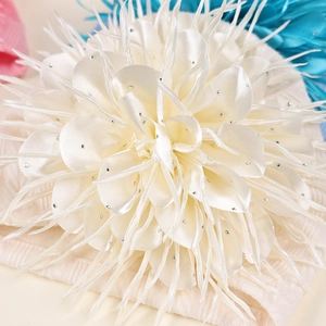 Makroaufnahme einer Satin-Kamelienblüte mit Strasssteinen auf Baby-Strickstirnband