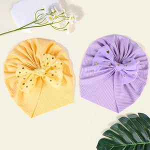 Detail von zwei elastischen Baby-Turban-Hüten mit großen Schleifen und Rippenstruktur