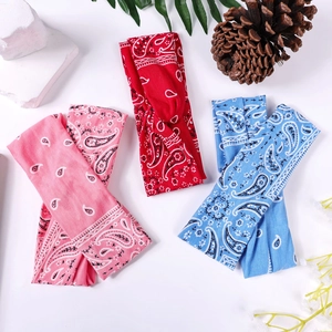 Vue détaillée de bandeaux bohèmes paisley rose rouge et bleu avec un design à nœud torsadé
