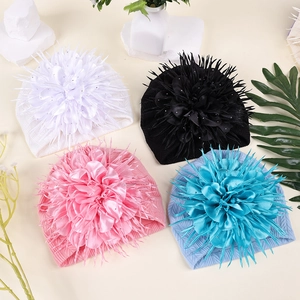 Detail von Baby-Turban-Mützen mit großen Satin-Kamelienblüten und Strasssteinen in vier Farben