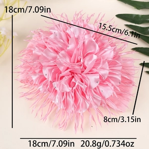 Détail du bandeau à fleurs en satin rose avec strass et dimensions précises indiquées
