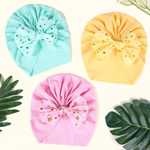 Dreierpack elastische Babymützen mit großen goldenen Pünktchenschleifen in Mint, Gelb und Rosa