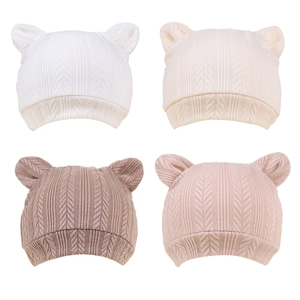 Lot de quatre bonnets tricotés pour nouveau-né avec oreilles d'ours en blanc, beige et rose