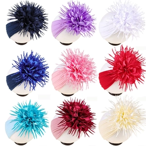 Neuf bandeaux bébé en nylon coloré avec de grandes pétales de fleurs scintillantes sur blanc