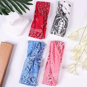 Lot de quatre bandeaux à nœuds avec motif paisley en rouge, blanc, bleu et rose