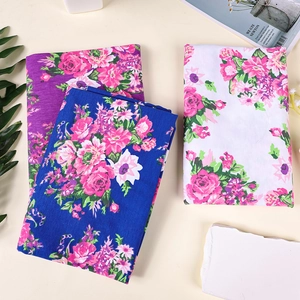 Détails rapprochés des tissus en maille à imprimé floral violet, bleu marine et blanc