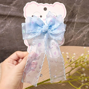 Detailansicht der hellblauen Organza-Haarschleife mit langen Bändern und Perlenverzierung