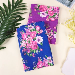 Détails de tissus à motifs floraux bleu marine et violet pour langes bébé style bohème