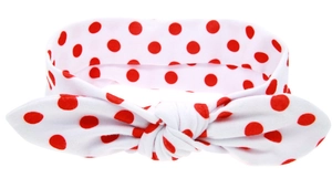 Détail d'un bandeau oreilles de lapin à pois rouges en tissu doux pour petites filles