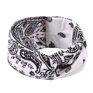 Détail du bandeau élastique à motif cachemire blanc avec nœud frontal pour un style urbain