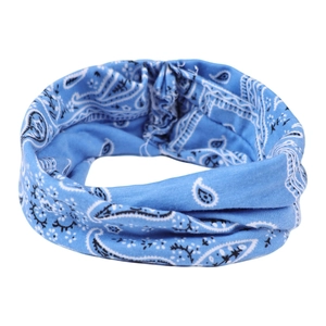 Détail du bandeau élastique bleu à motif paisley montrant le design souple et rétro